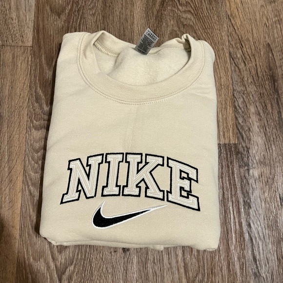 Classic Nike Spellout Crewneck - Picture 3 of 5